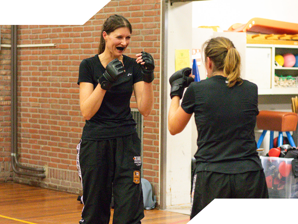 Vrouwelijke leden van Spartan Krav Maga tijdens een training.